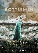 Das Plakat zum Film: Eine Person von hinten, die einen riesigen Müllsack trägt. Im Hintergrund eine riesige Deponie voller Plastikmüll. Am Himmel kreisen Vögel