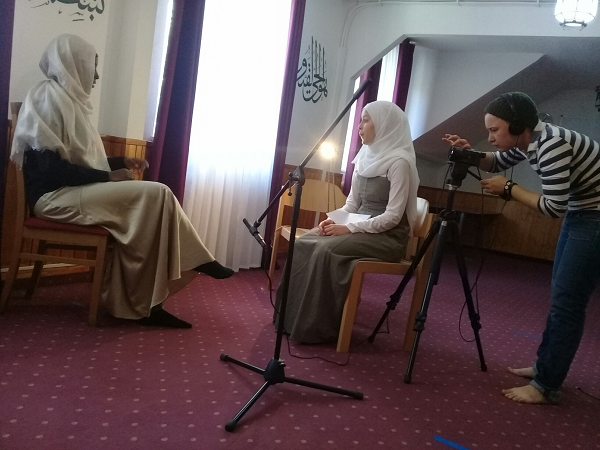 Freiburger Moschee, Filmaufnahme v.l.n.r.: Sagal Adow, Iman Ouadria und Lara Moseler Foto: Jenny Warnecke