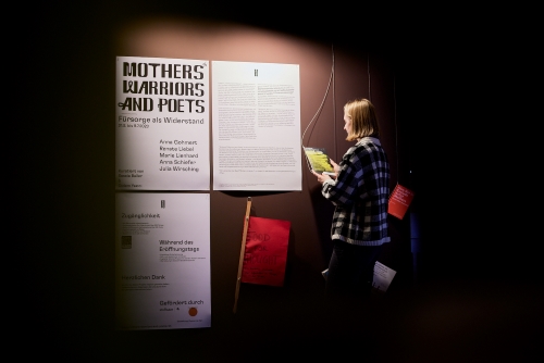 Abb.: Mothers*, Warriors, and Poets: Fürsorge als Widerstand, kuratiert von Sascia Bailer und Didem Yacizi, Ausstellungsansicht im Stadtpalais Stuttgart, 2023. Foto: Julia Ochs, Stadtpalais Stuttgart.