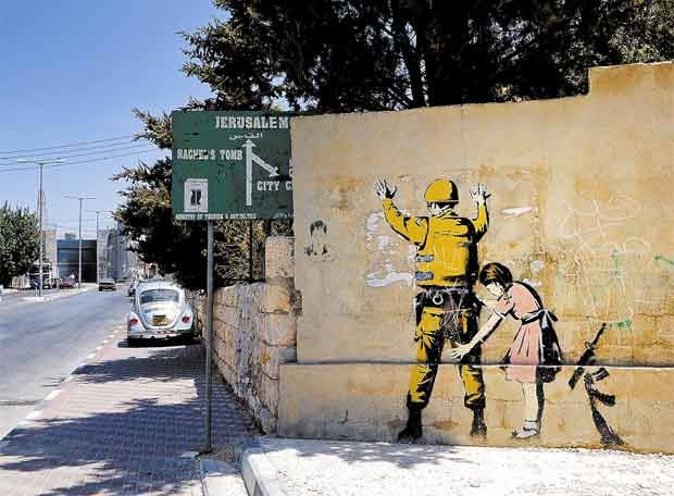 Banksy - "The Girl Frisking a Soldier". Belén. 2005. 