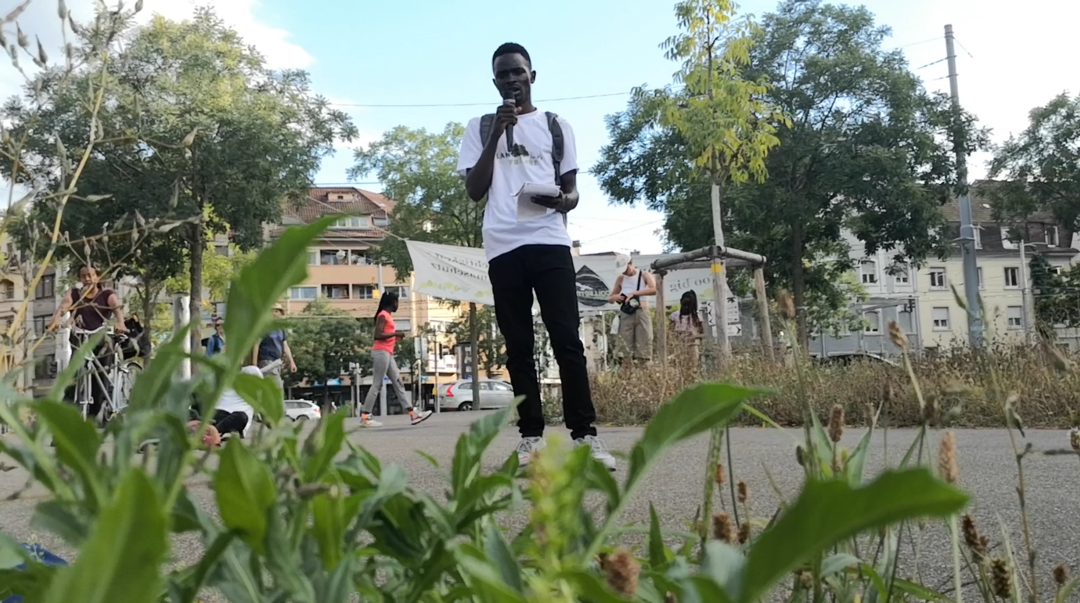 Klimaaktivist Nicholas Omonuk bei einer Rede in Basel