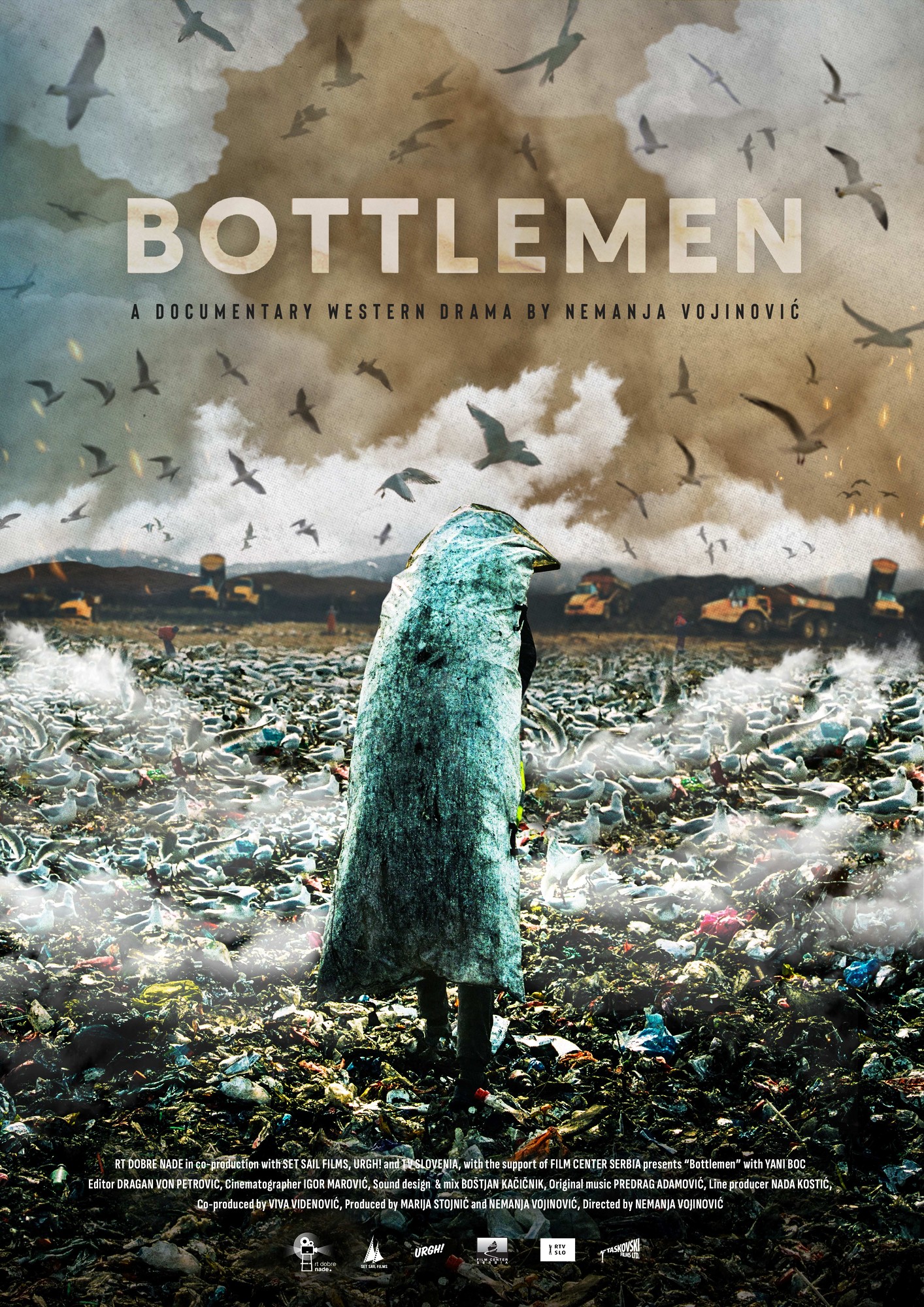 Das Plakat zum Film: Eine Person von hinten, die einen riesigen Müllsack trägt. Im Hintergrund eine riesige Deponie voller Plastikmüll. Am Himmel kreisen Vögel