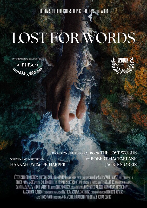 Das Poster zum Film: Eine Collage aus einer menschlichen Hand, einem Wald und einem Fluss
