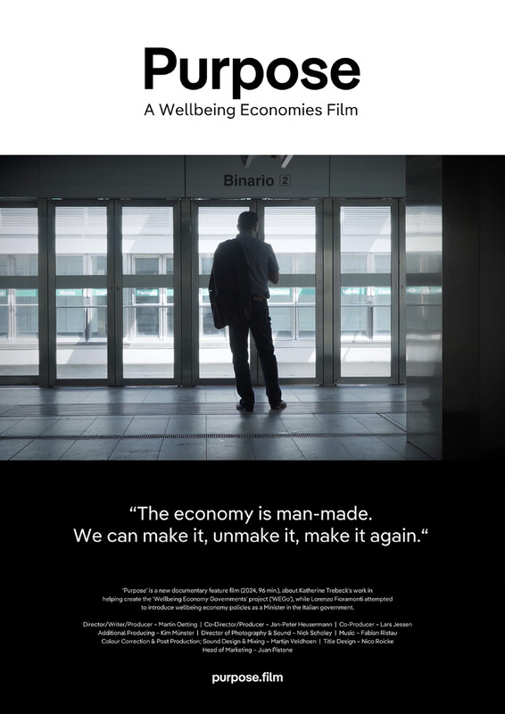 Das Poster zum Film: Eine Person von hinten steht in einer Halle. Im Hintergrund ist eine Glasfront zu sehen.