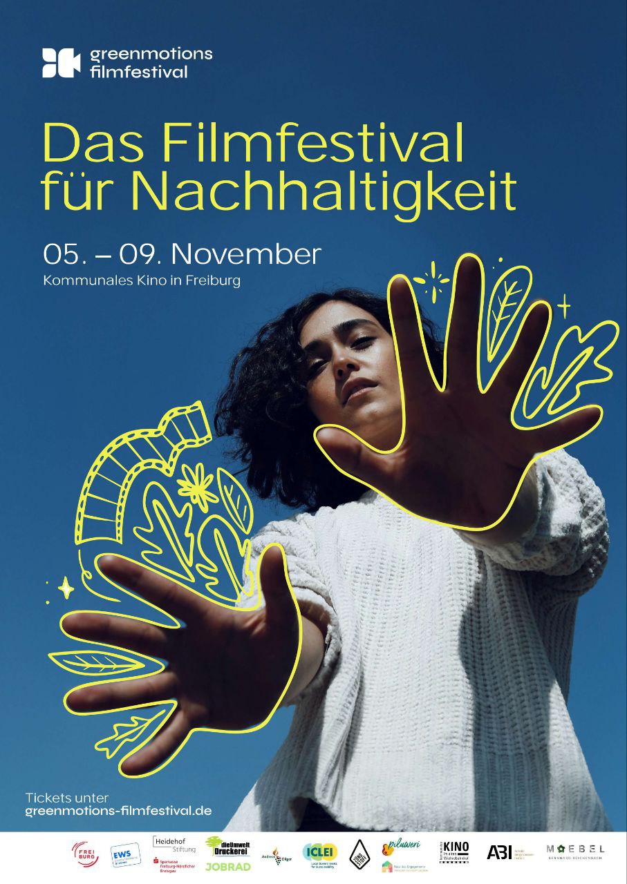 Das Poster des Festivals: Eine Person in weißem Pulli streckt ihre Hände in Richtung der Kamera. Der Hintergrund ist blau