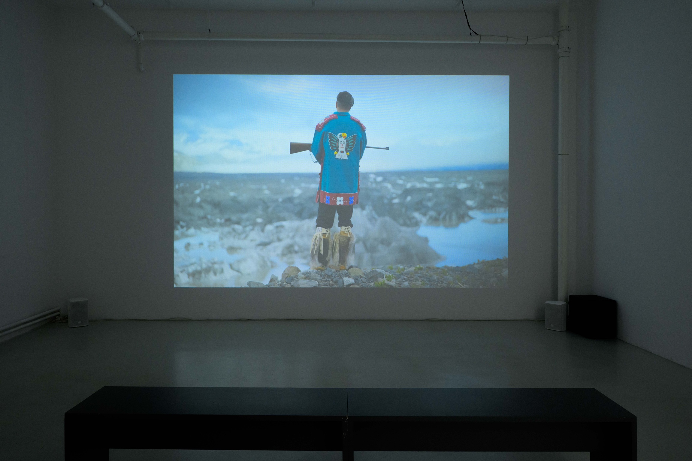 Bildcredit: Sasha Huber, Tlingit Glacier & Lakes – A Reparative Intervention I, 2024, Installationsansicht, GG-E-WERK 