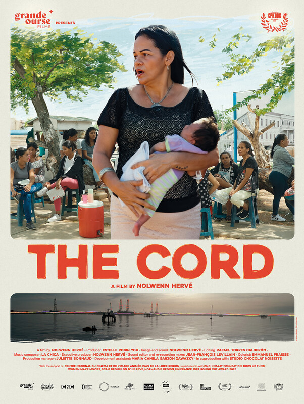 Das Poster zum Film: Eine Frau mit einem Baby auf dem Arm. Im Hintergrund eine Gruppe Frauen auf Plastikstühlen unter Bäumen
