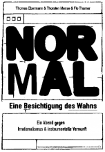 Das Bild zeigt das Plakat für die Veranstaltung, den Titel des Stücks in schwarzer Schrift vor weißem Hintergrund.