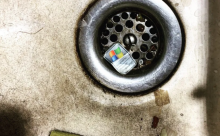 abgenutzter Windows XP Sticker in gebrauchter Küchenspüle